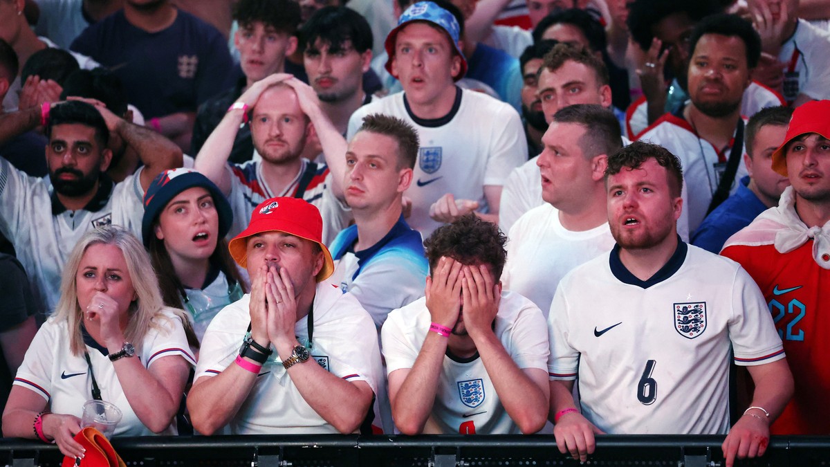 epa11478779 England fans react to their team's loss as they watch a public screening of the UEFA EURO 2024 final Spain vs England in the Boxpark Fan Zone in London, Britain, 14 July 2024. EPA/AND ...
