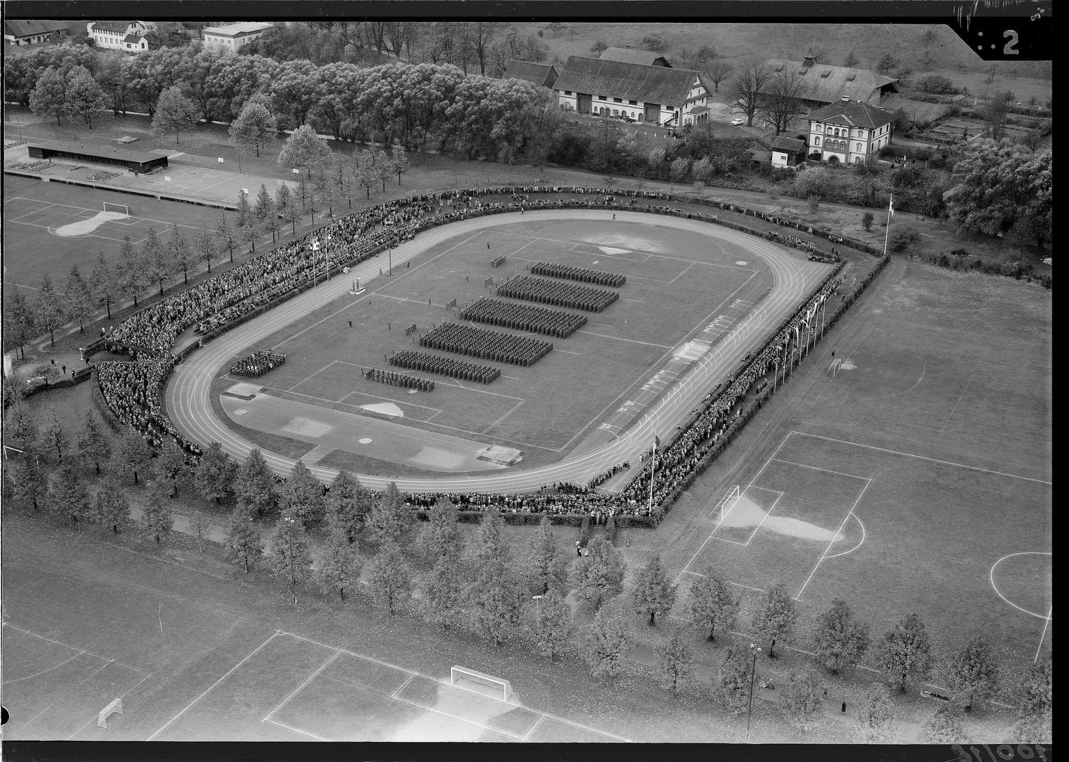 So sah das Leichtathletikstadion Sankt Jakob 1961 aus. (Hier findet gerade die Verabschiedung des Infanterieregiments 22 statt).
