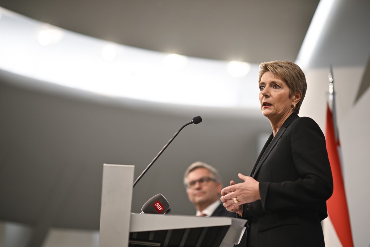 Bundesraetin Karin Keller-Sutter, rechts, und der oesterreichische Finanzminister Magnus Brunner, an einem Point de Presse nach einem Arbeitsgespraech, am Freitag, 31. Maerz 2023, im Pfalzkeller in St ...