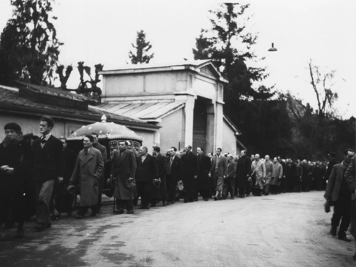 In Genf trauerten zahlreiche Menschen im Dezember 1936 um den toten spanischen Anarchisten Ramón Mateo.
https://inventaires.collegedutravail.ch/index.php/guerre-despagne-enterrement-de-ramon-matteo-co ...