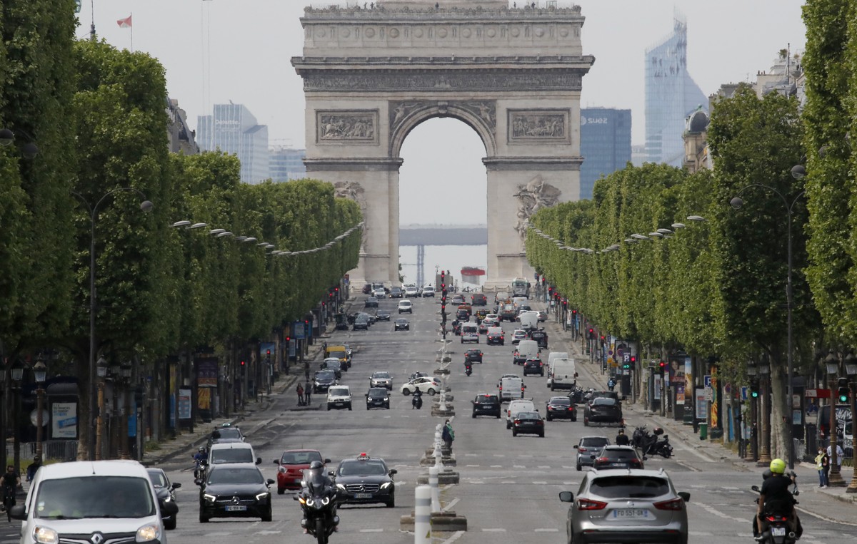 FILE - Cars drive on the Champs Elysee avenue, Thursday, May 7, 2020 in Paris. Paris mayor says her city has too many SUVs, so she?s asking voters to decide on parking fee hike on Feb. 4, 2024. The Ar ...