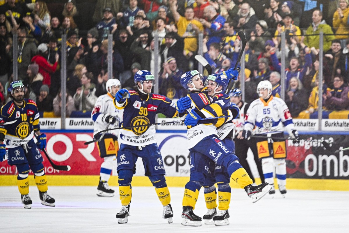 Der Davoser Valentin Nussbaumer, zweiter von rechts, bejubelt sein 4-3, beim Eishockey Spiel der National League zwischen dem HC Davos und dem EV Zug, am Dienstag, 13. Februar 2024, im Eisstadion in D ...