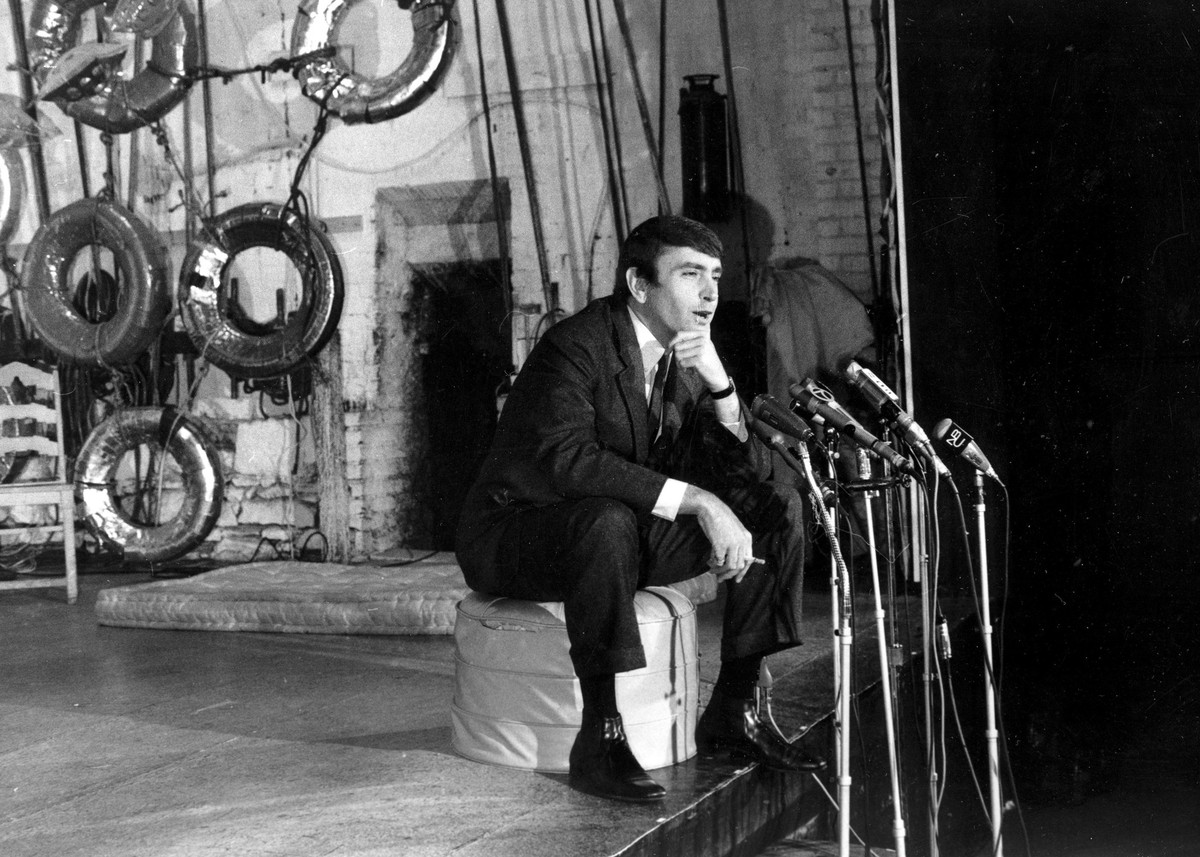 FILE - In this May 2, 1967, file photo, playwright Edward Albee, winner of the 1967 Pulitzer Prize for drama, for his play "A Delicate Balance," talks to reporters during a news conference a ...