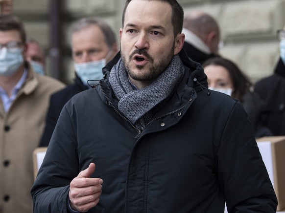 epa08932627 Ueli Bamert (C), Managing Director of Swissoil, along with people from the &#039;No Committee&#039; submit signatures for a referendum on the CO2 law, in Bern, Switzerland, 12 January 2021 ...