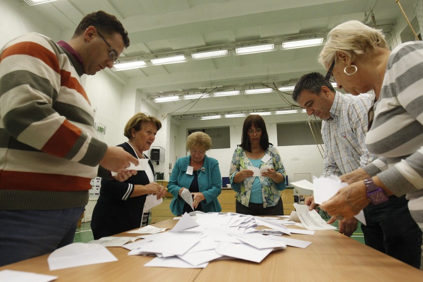 epa05567134 Members of a local election commission start counting votes after the polling station closed in the first district of Budapest, Hungary, 02 October 2016. Hungary is holding a referendum on ...