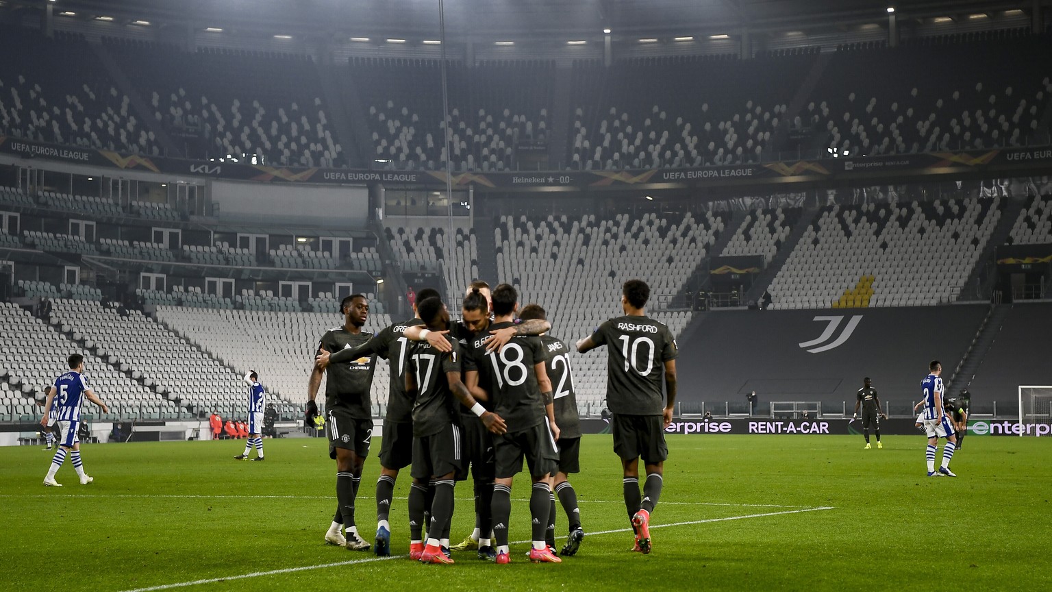 Manchester&#039;s Bruno Fernandes celebrates with teammates after scoring his side&#039;s opening goal during the Europa League, round of 32, first-leg soccer match between Real Sociedad and Mancheste ...