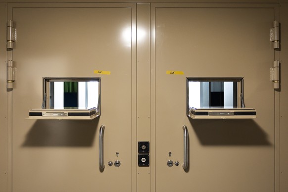 Geoffnete Luken zu zwei Gefaengniszellen, fotografiert bei einem Rundgang nach der Einweihung des neuen Gebaeudes der Freiburger Justizvollzugsanstalt Bellechasse, am Freitag, 3. Mai 2024 in Sugiez. ( ...