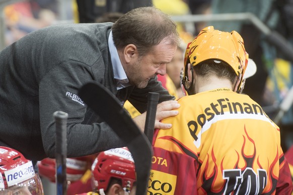 Tigers Head Coach Heinz Ehlers gibt Topscorer Chris DiDomenico Anweisungen, waehrend dem Eishockey National League A Spiel zwischen den SCL Tigers und dem SC Bern, am Samstag, 15. Oktober 2016, in der ...