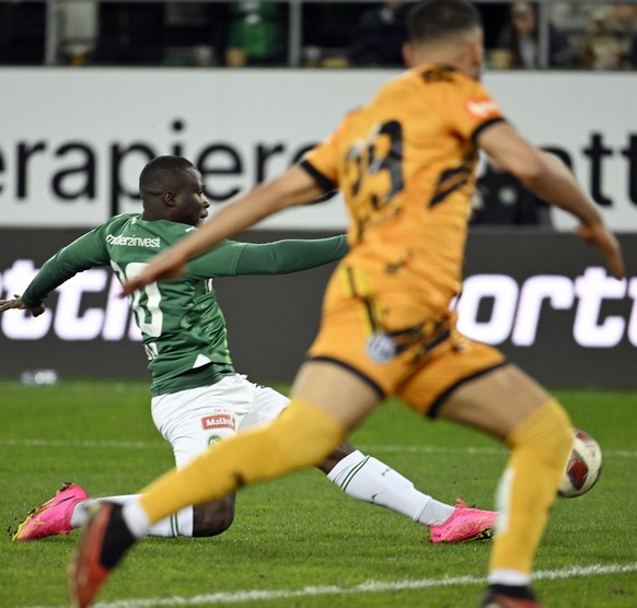 Der St. Galler Chadrac Akolo schiesst das 1-0 beim Fussballspiel der Super League FC St. Gallen gegen den FC Lugano im Kybunpark in St. Gallen am Samstag, 9. Maerz 2024. (KEYSTONE/Walter Bieri )