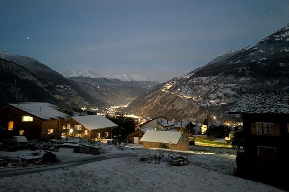 Der Blick von Termen (927müM) auf das Tal und mit Blick auf die Belalp. (21. November 2024)