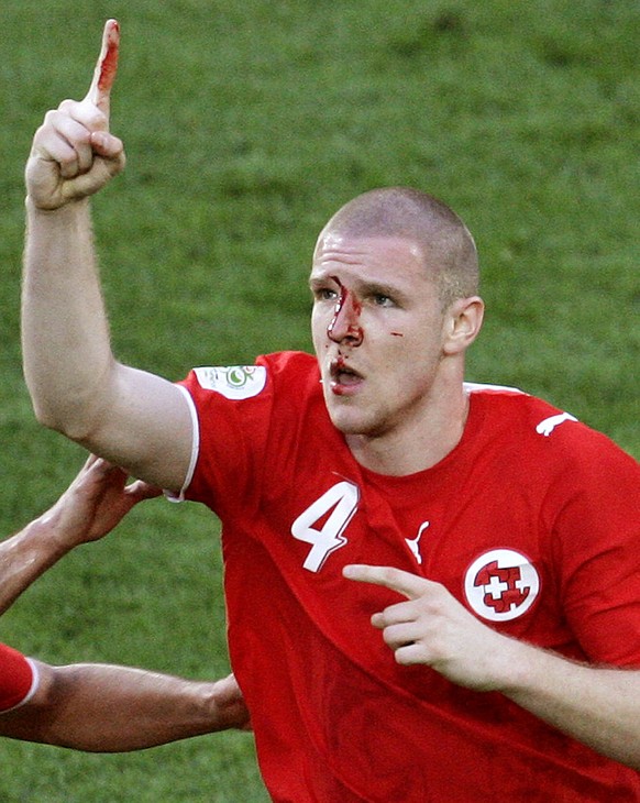 ARCHIV - ZU DEN RUECKBLICKEN AUF DIE WM 1998, 2002 UND 2006 STELLEN WIR IHNEN FOLGENDES BILDMATERIAL ZUR VERFUEGUNG - Switzerland&#039;s Philippe Senderos, right, celebrates after scoring with teammat ...