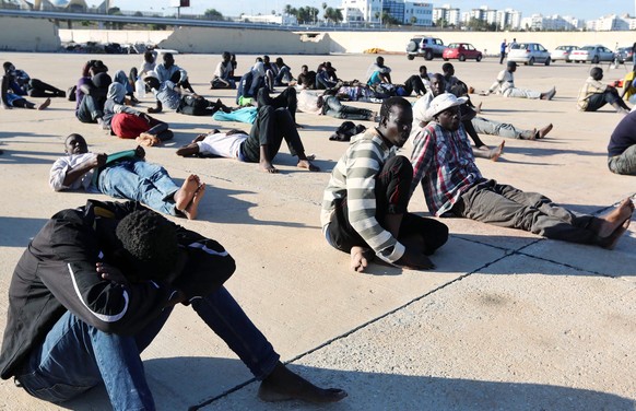 epa04955521 Some of the 346 refugees rescued by the Libyan coast guard wait at the naval yard in Tripoli, Libya, 29 September 2015. According to reports some 346 refugees were rescued by the Libyan co ...