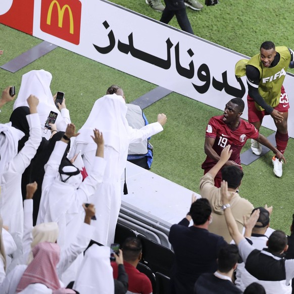 ALMOEZ ALI Team Katar jubelt nach seinem Tor im AL BAYT Stadion Jubel um Torschutzen FIFA Arab Cup 2021 in Qatar Eroeffnungsstadion AL Bayt Spiel Katar - Iraq 3 : 0 am 06.12.2021 in Al Chaur in Katar  ...