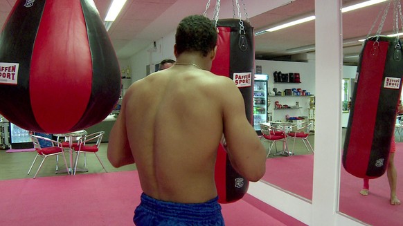 «Carlos» beim Kampfsporttraining in Reinach (BL) – Screenshot aus der SRF-Sendung «Reporter» vom Sonntag, 25. August 2013.&nbsp;