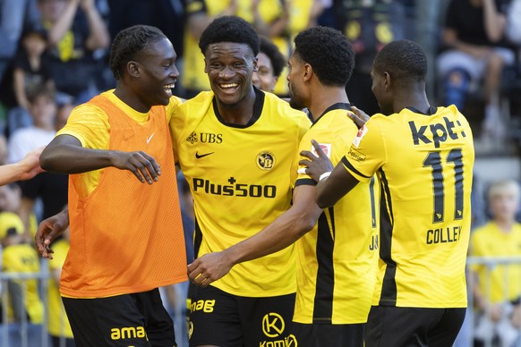 Chris Bedia (YB), 2. von links, jubelt nach seinem Tor zum 3-1 mit seinen Teamkollegen im Super League Spiel zwischen dem BSC Young Boys und dem FC Lugano, am Sonntag, 31. August 2025 im Stadion Wankd ...