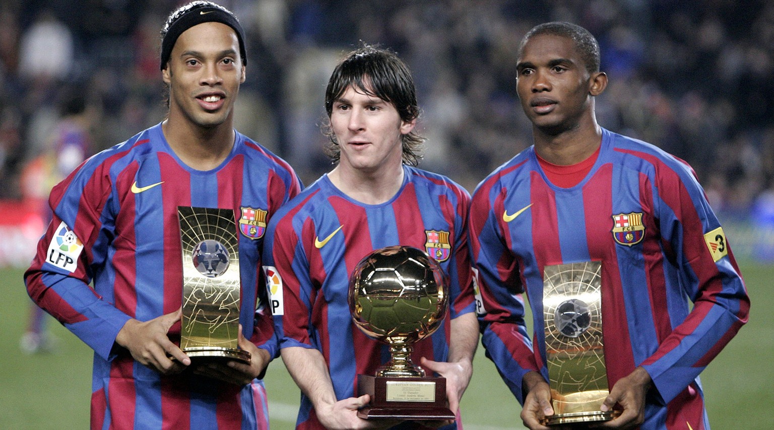 20. Dezember 2005: Die Barcelona-Spieler Ronaldinho (Weltfussballer), Lionel Messi (Golden Boy als weltbester U21-Spieler) und Samuel Eto'o (3. Platz Weltfussballer-Wahl) posieren mit ihren Trophäen.