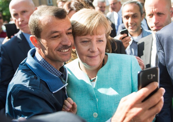 Selfie mit Flüchtling: Angela Merkel ist immer noch das Symbol für eine Willkommens-Kultur.