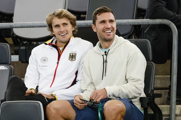 14.09.2022, Hamburg: Tennis, Herren: Davis Cup - Gruppenphase, Gruppe C, Gruppenspielrunde, Frankreich - Deutschland. Bonzi (Frankreich) - Struff (Deutschland). Alexander Zverev (l) und sein Bruder Mi ...