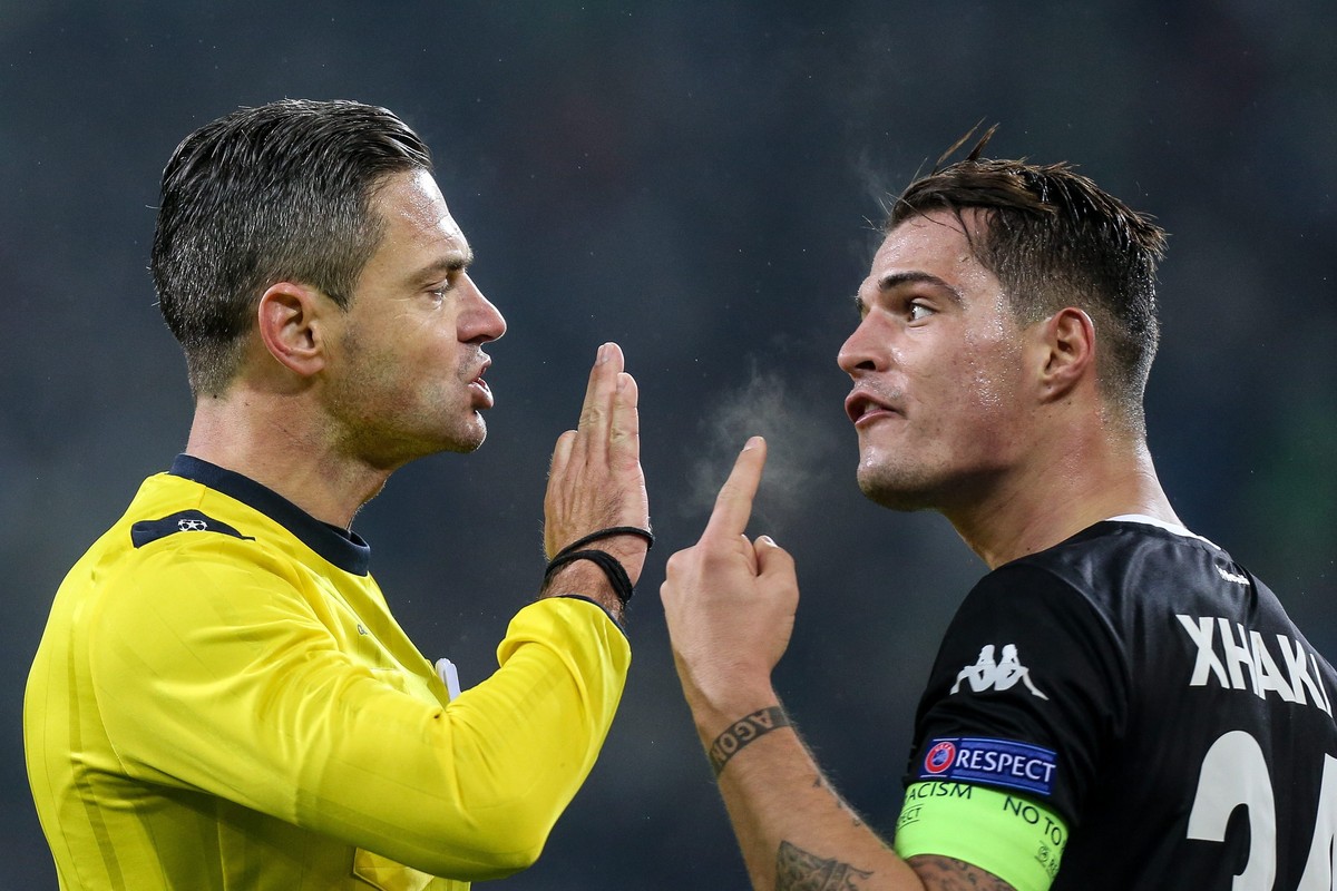 Selbst die Schiedsrichter sind nicht sicher vor Granit Xhaka.