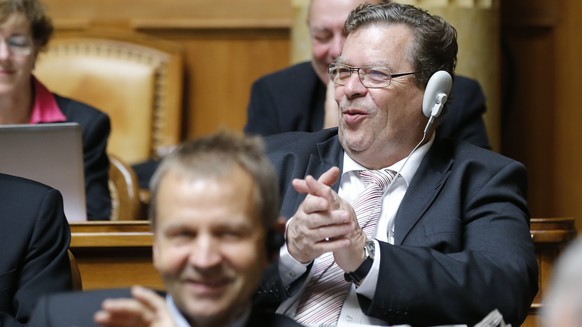 Toni Bortoluzzi (SVP-ZH) applaudiert bei der Verabschiedung im Nationalrat, am Freitag, 25. September 2015, am letzten Tag der Herbstsession der Eidgenoessischen Raete in Bern. (KEYSTONE/Peter Klaunze ...