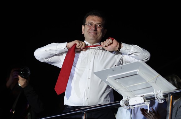 epa11254000 Istanbul&#039;s incumbent mayor and main opposition party, the Republican People&#039;s Party (CHP), mayoral candidate Ekrem Imamoglu, greets his supporters during his speech as they celeb ...