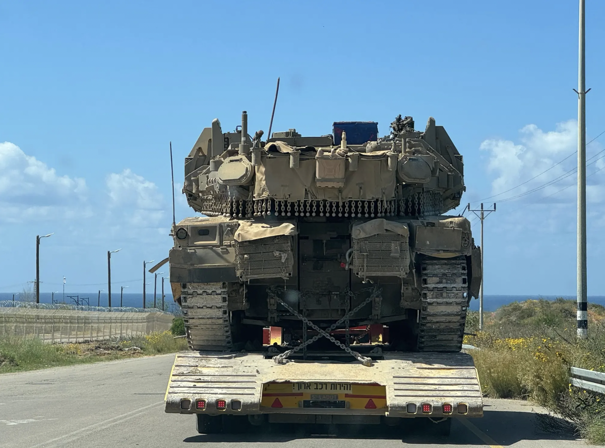 Un char de combat israélien Merkava en route vers la frontière.