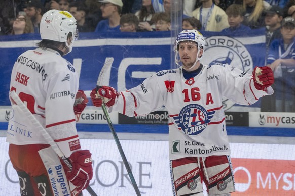 Die Spieler von Rapperswil mit Tanner Fritz, rechts, und Victor Rask, links, feiern das Tor zum 0:2 beim Eishockey Qualifikationsspiel der National League zwischen dem EV Zug und den SC Rapperswil-Jon ...