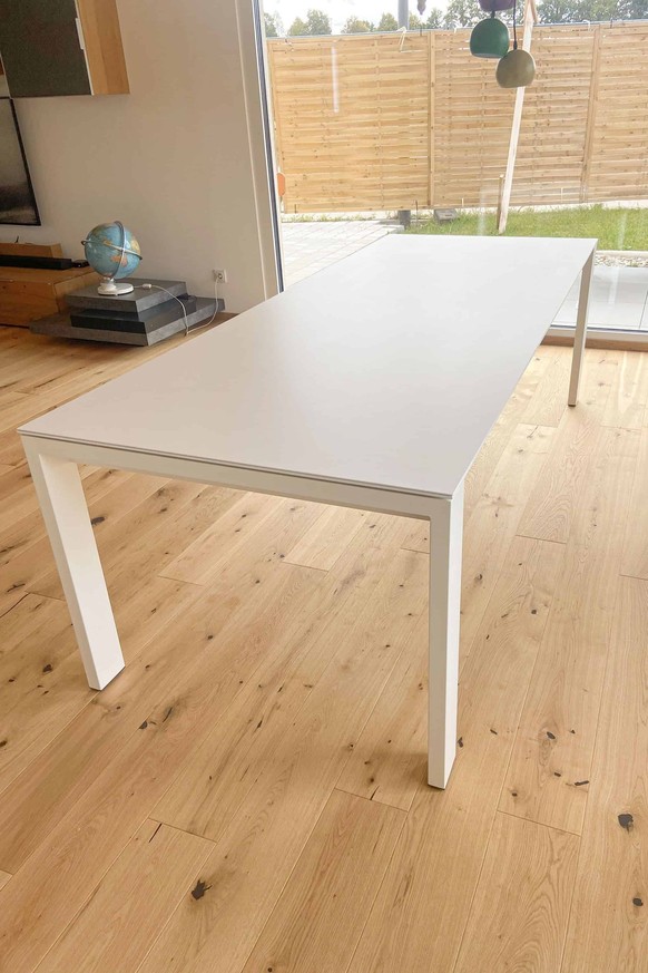 Esstisch mit weissen Beinen