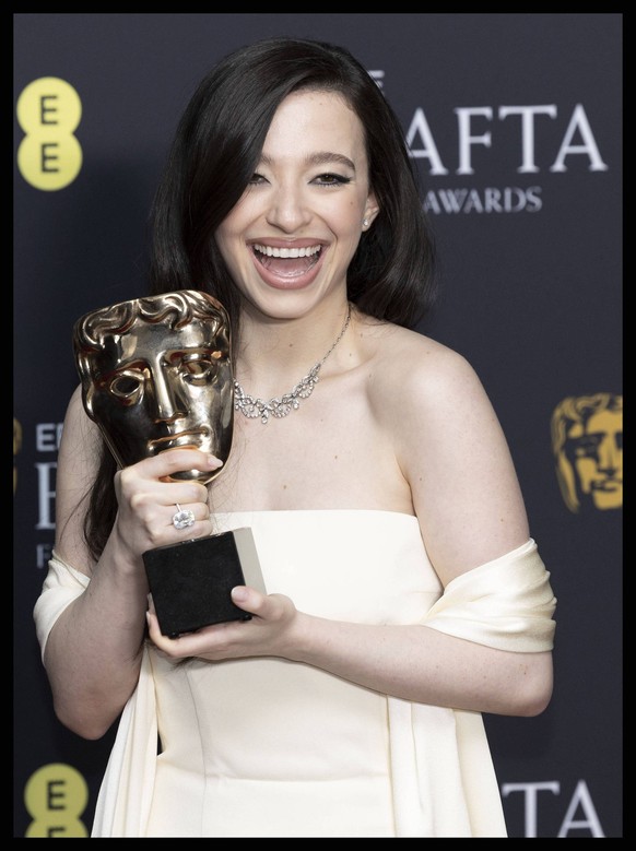 . 16/02/2025. London, United Kingdom. Mickey Madison with her Leading Actress award at the BAFTA Film Awards in London. PUBLICATIONxINxGERxSUIxAUTxHUNxONLY xStephenxLockx/xi-Imagesx IIM-25742-0050