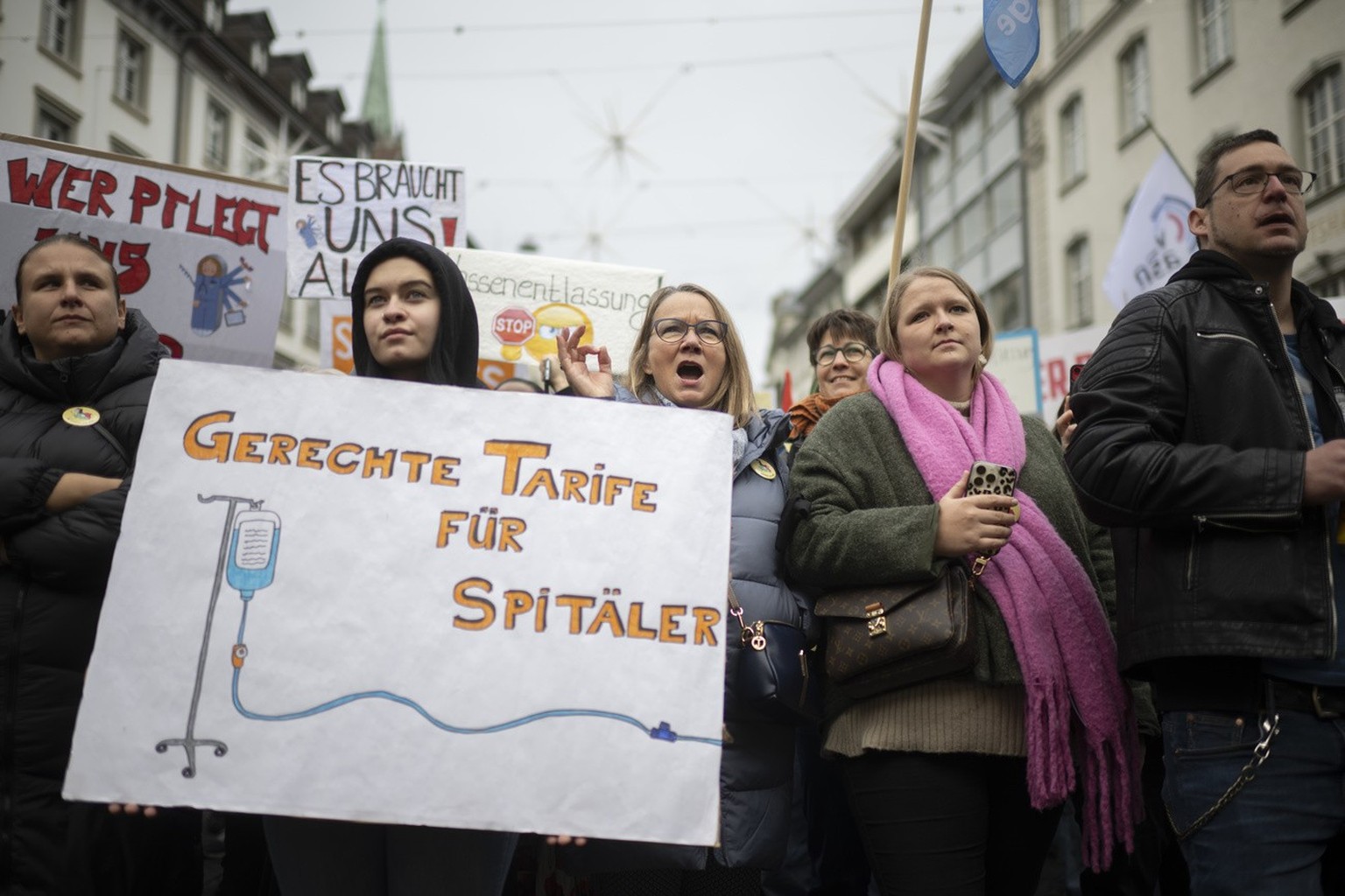Demonstration des St. Galler Spitalpersonal gegen die geplanten Entlassungen, am Samstag, 11. November 2023, in St. Gallen. An den Spitaelern des Kantons werden aus Spargruenden 440 Mitarbeitende entl ...