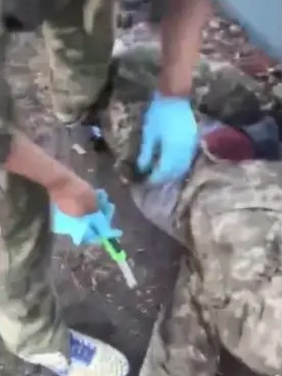 Schreckliches Video aufgetaucht: Russische Soldaten kastrieren einen ukrainischen Kriegsgefangenen.