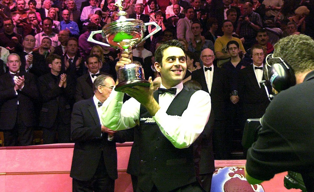 7 May 2001: Ronnie O'sullivan of England shows off the trophy after beating John Higgins to win the final of the Embassy World Championship Snooker Finals at the Crucible Theatre, Sheffield. DIGI ...