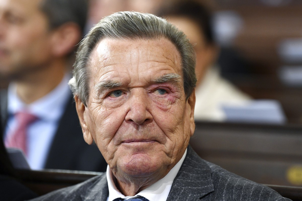 Former German Chancellor Gerhard Schroeder attends an ecumenical service on occasion of the celebration of the German reunification in the St. Michaelis church in Hamburg, Germany, Tuesday, Oct.3, 202 ...