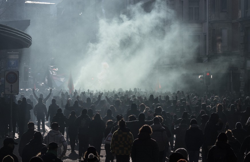 Linksautonome demonstrieren gegen Rechtsradikale in der Innenstadt, aufgenommen am Samstag, 12. Februar 2022 in Zuerich. (KEYSTONE/Ennio Leanza)