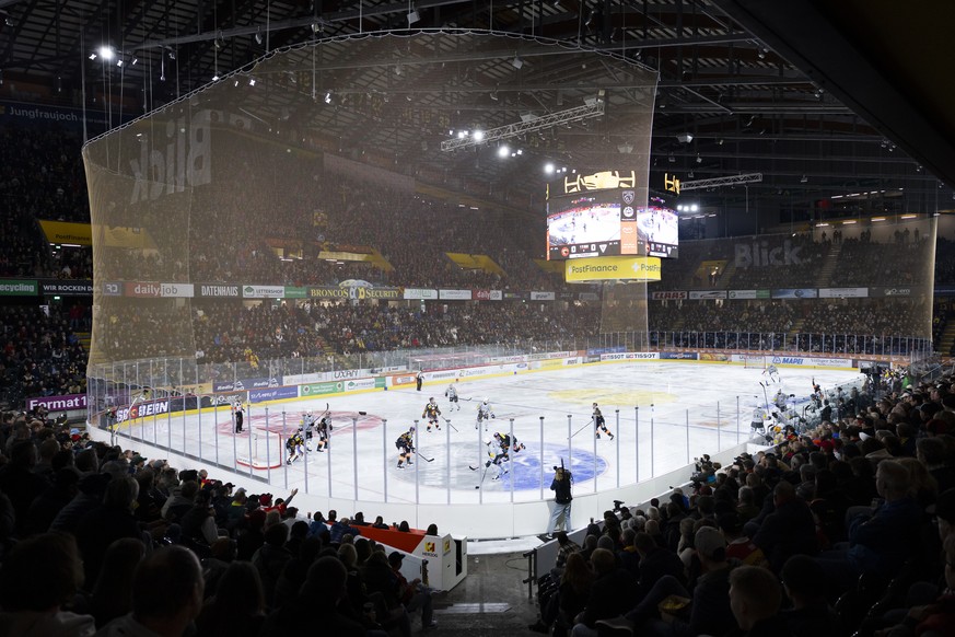 Zuschauer verfolgen das Eishockey Meisterschaftsspiel der National League zwischen dem SC Bern und dem HC Fribourg Gotteron, am Dienstag, 30. September 2025 in der PostFinance Arena in Bern. (KEYSTONE ...