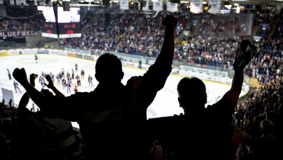 Die Fans des EHC Klotens feiern den 4-3 Sieg in der ersten Verlaengerung im fuenften Eishockey Spiel der Ligaqualifikation der National League zwischen dem EHC Kloten und dem SC Rapperswil-Jona Lakers ...