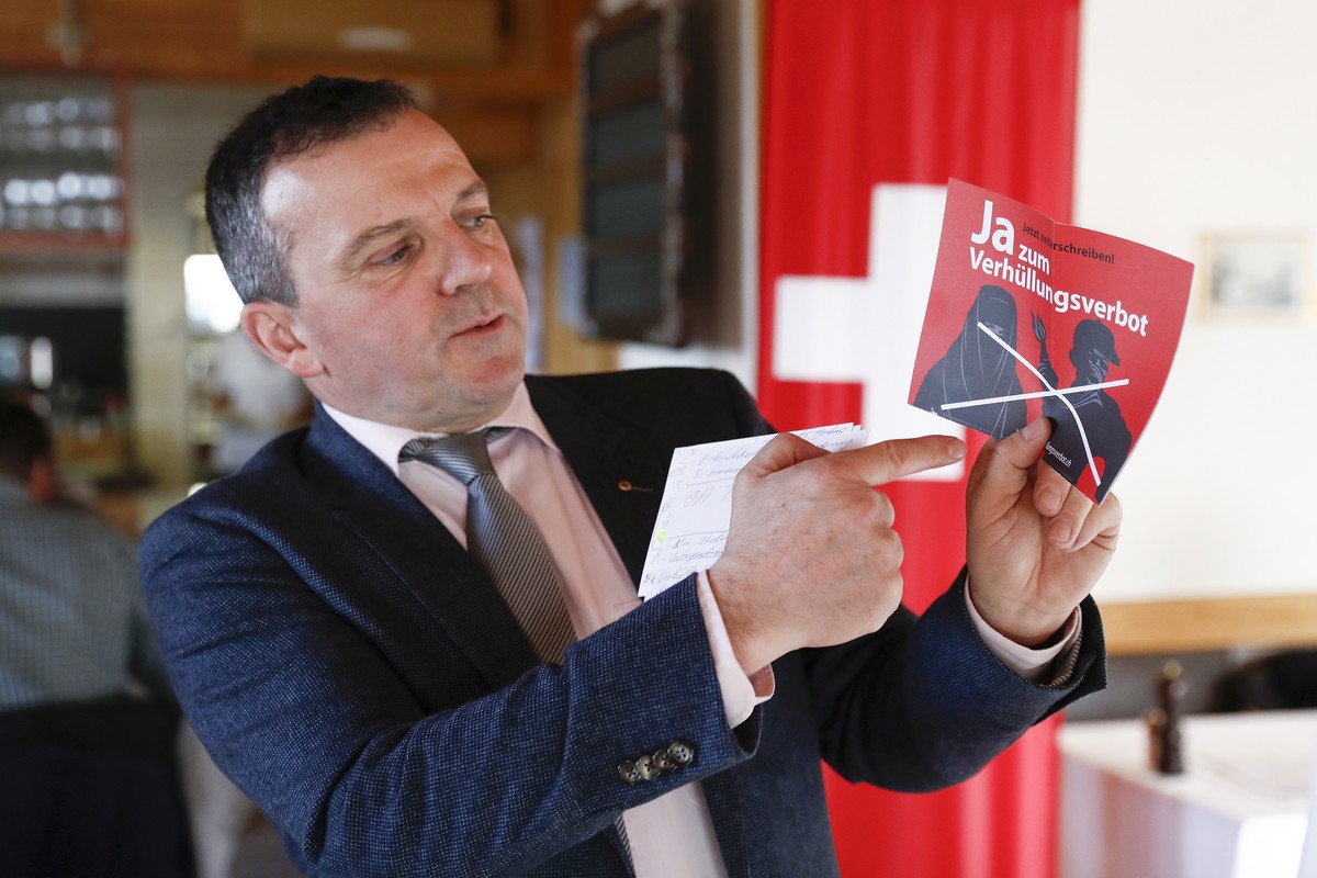 Walter Wobmann, Nationalrat SVP-SO, spricht zu seinen Parteikollegen ueber die Volksinitiative "Ja zum Verhuellungsverbot", am Sonntag, 12. Februar 2017 im Restaurant Schlosshof in Dornach/S ...