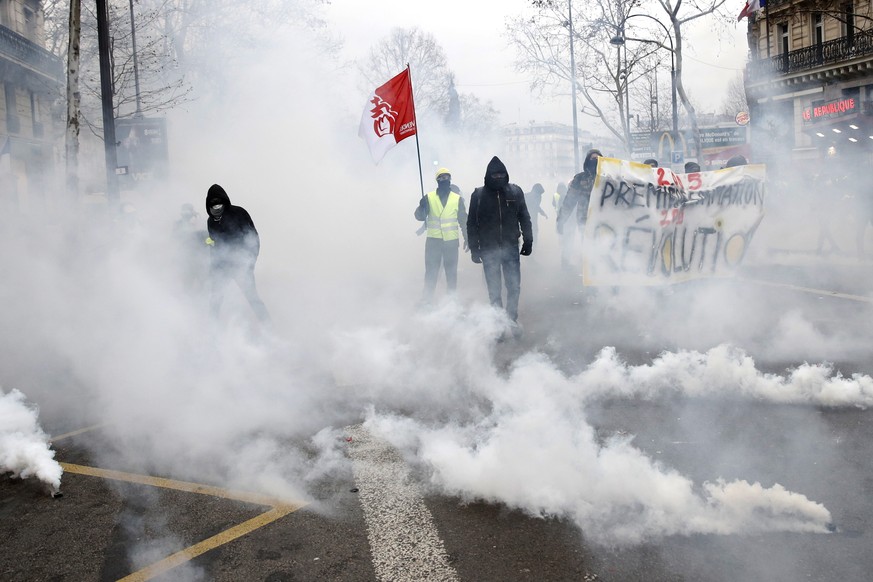 epa07338419 Protesters from the &#039;Gilets Jaunes&#039; (Yellow Vests) face the police forces as clashes erupt near the Republic square during the &#039;Act XII&#039; demonstration (the 12th consecu ...