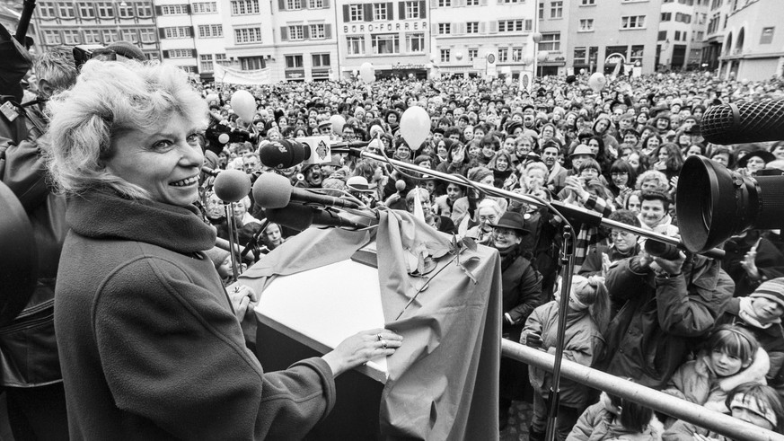 ARCHIVE --- ANSTELLE DER OFFIZIELLEN KANDIDATIN DER SP, CHRISTIANE BRUNNER, WIRD VOR 25 JAHREN, AM 3. MAERZ 1993, DER NEUENBURGER FRANCIS MATTHEY ALS BUNDESRAT GEWAEHLT. NACH BEDENKZEIT UND RUECKSPRAC ...