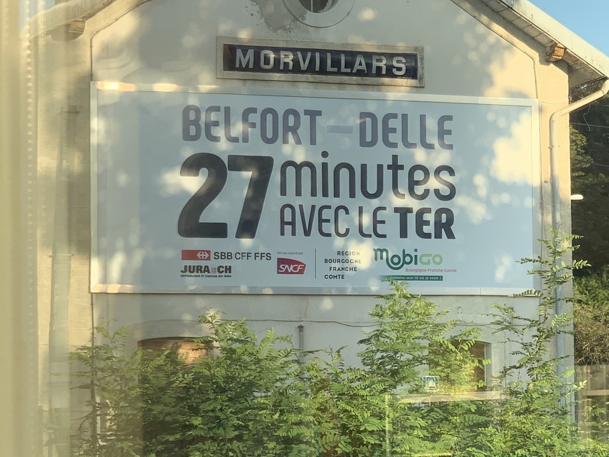 Publicité pour le Bienne-Belfort TGV sur la partie française.