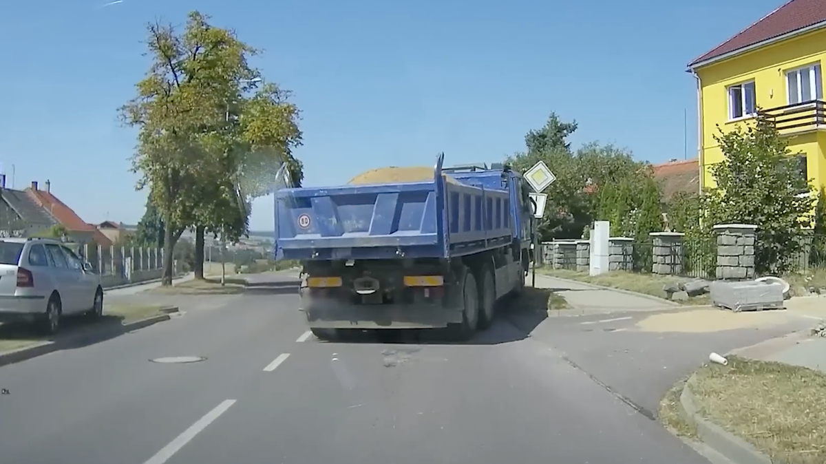 Kamion se vymkl kontrole v malém českém městě