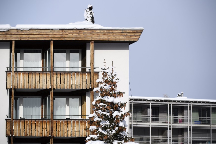 Ein Scharfschütze bewacht das Gebiet rund um das Kongresshaus in Davos. &nbsp;