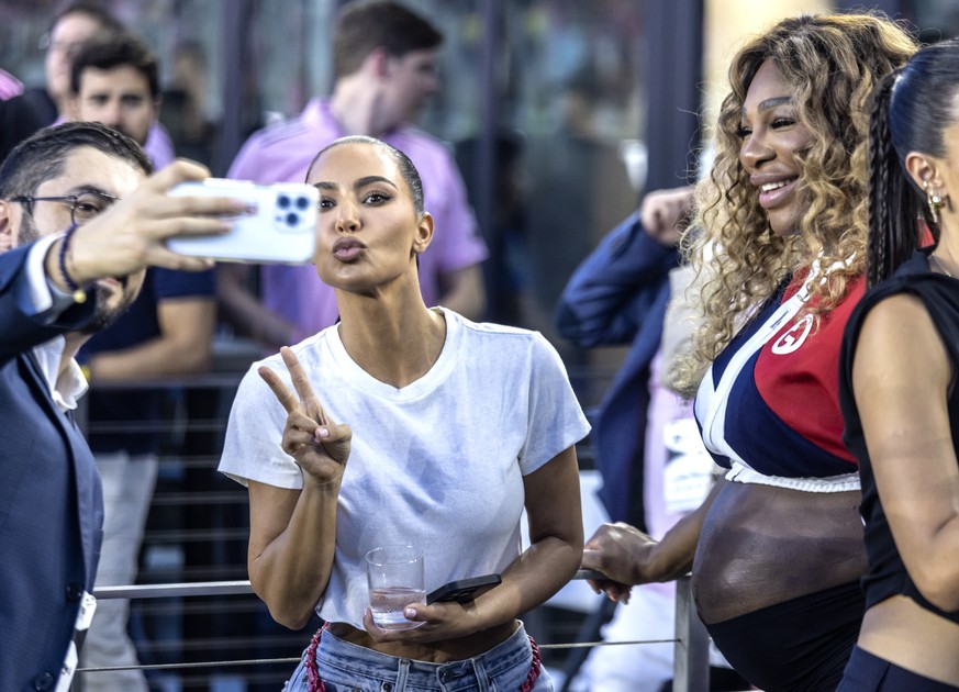 epa10761325 American media personality Kim Kardashian (center) poses for a photo next to American tennis player Serena Williams (right) before the Soccer League Cup match between Cruz Azul and Inter Miami ...