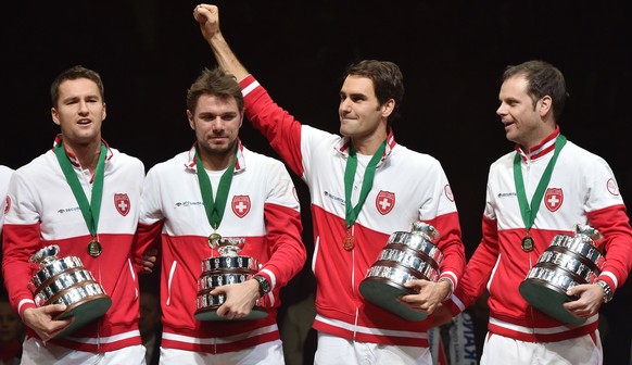 Federer mit dem noch fehlenden Pokal für seinen proppevollen Trophäenschrank.