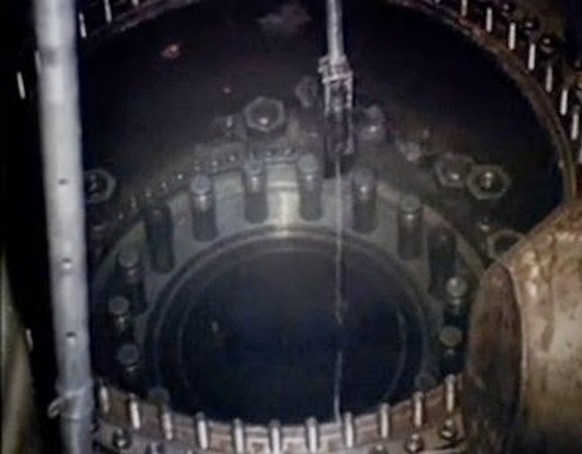 PM-2A Nuclear Reactor Being Loaded.
http://atomic-skies.blogspot.com/2012/07/nukes-on-ice.html