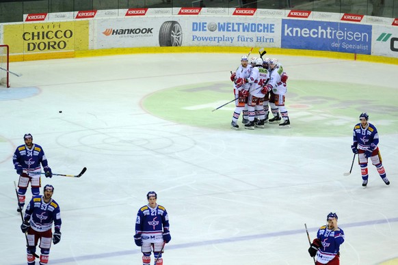 Rapperswil feiert den 2:2-Ausgleichstreffer von Martin Ness im fuenften Eishockey-Spiel der Ligaqualifikation der National League zwischen dem EHC Kloten und den SC Rapperswil-Jona Lakers am Samstag,  ...