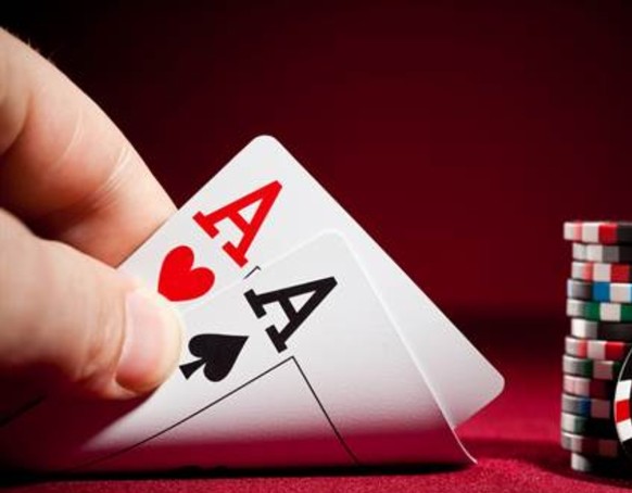 Starke Hand oder doch nur ein Bluff? Eine Poker-Partie mit dem «Hockey-Gott»
Kevin, 
Du hast zwar eine starke Hand. 
Aber auch mit 2 Assen gewinnt man nicht zwangsläufig im Pokern.
Pokerst Du zu ho ...