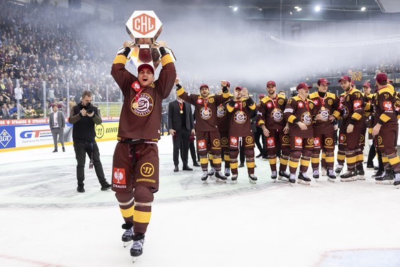 epa11168894 Geneve-Servette&#039;s forward Valtteri Filppula lifts the trophy after winning the Champions Hockey League, at the Champions Hockey League Final game between Switzerland&#039;s Geneve-Ser ...