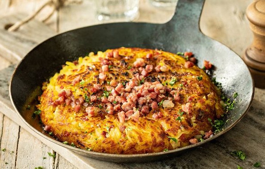 roesti rösti roeschti röschti kartoffeln speck berner emmentaler schweizer küche essen kochen food https://www.swissmilk.ch/de/rezepte/LM200905_89/roesti-mit-speck/