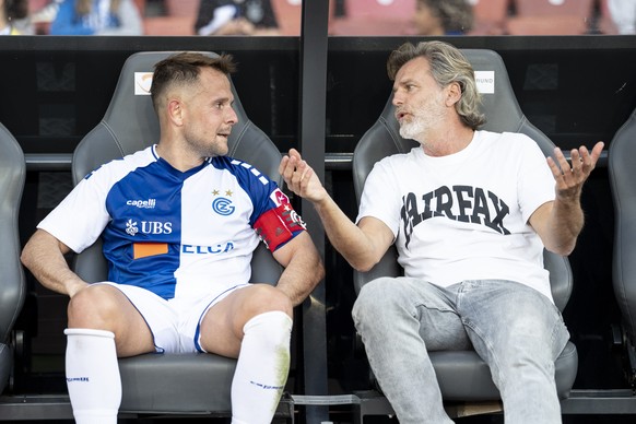 Amir Abrashi (GC), links, und Sportchef Alain Sutter (GC), rechts, sitzen enttaeuschte auf der Bank nach dem Spiel der Fussball Super League zwischen dem Grasshopper Club Zuerich (GC) und dem FC Luzer ...